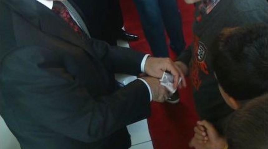 Bakan Şimşek'ten Gazetecilere Ve &Ccedil;ocuklara 5'er Lira