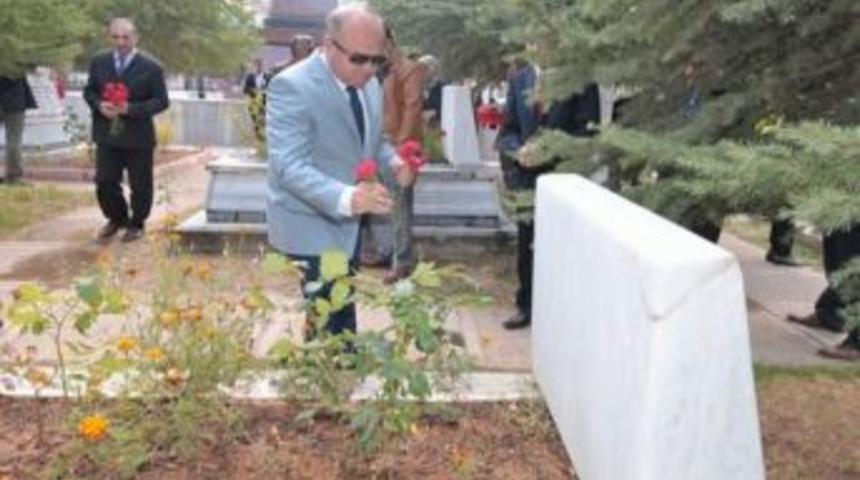 Vali &Ouml;zdemir &Ccedil;akacak'tan Şehitliğe Ziyaret