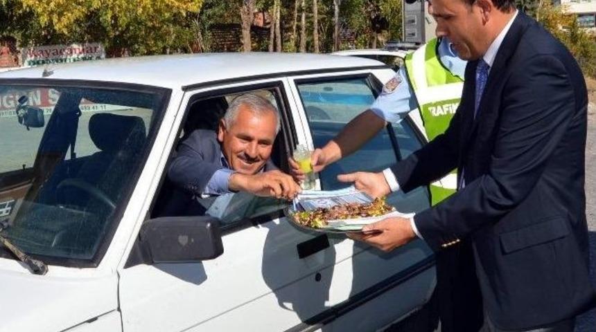 Trafik Ekipleri S&uuml;r&uuml;c&uuml;lere Şeker İkramında Bulundu