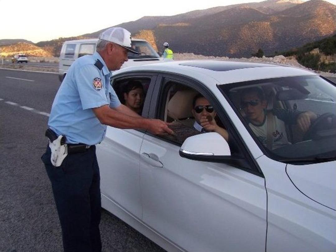 Polisten Ceza Yerine &Ccedil;ikolata Ve Kolonya