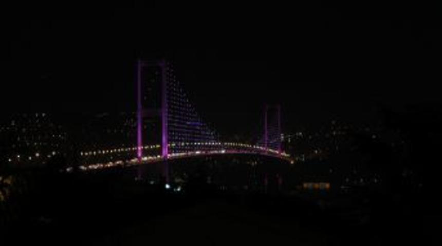 Boğazi&ccedil;i K&ouml;pr&uuml;s&uuml; Pembeye B&uuml;r&uuml;nd&uuml;