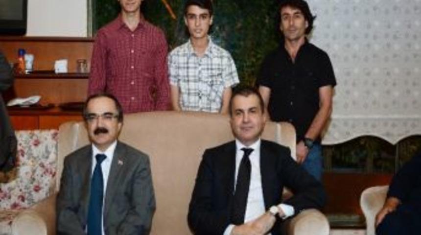 Bakan &Ccedil;elik, &Uuml;niversiteyi Kazanan Garsonlarla Bir Araya Geldi