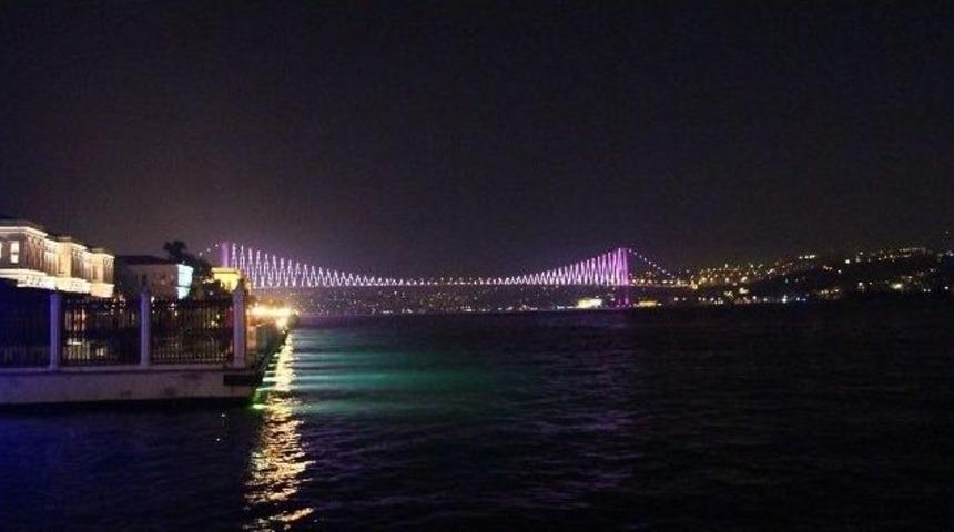 Boğazi&ccedil;i K&ouml;pr&uuml;s&uuml; Pembe Renge B&uuml;r&uuml;nd&uuml;