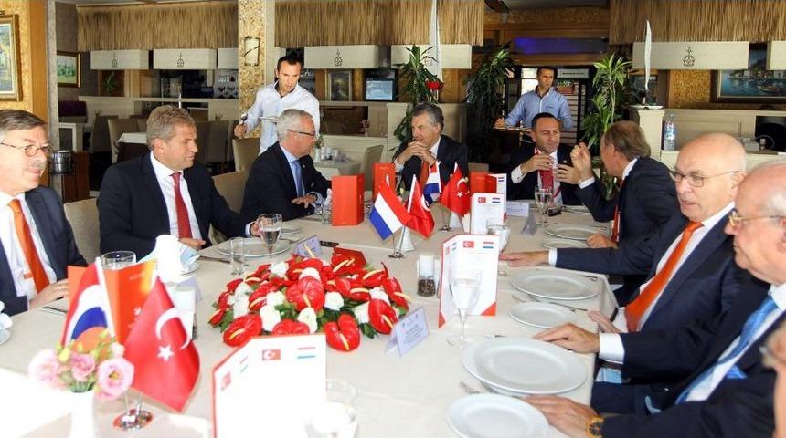 T&uuml;rkiye-Hollanda Resmi Ma&ccedil; Yemeği D&uuml;zenlendi