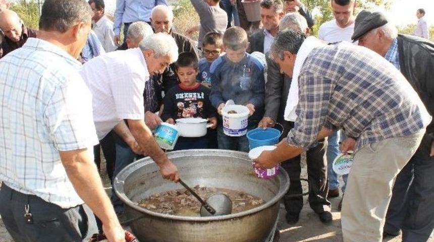 K&ouml;yl&uuml;ler Kurban Eti Pişirme Geleneğini S&uuml;rd&uuml;r&uuml;yor