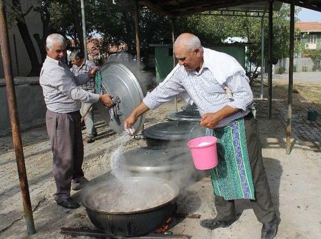 Köylüler Kurban Eti Pişirme Geleneğini Sürdürüyor