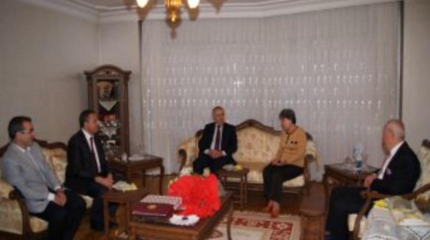 Vali Ata&rsquo;dan Eğitim G&ouml;n&uuml;ll&uuml;lerine Bayram Ziyareti