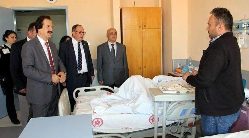 Rekt&ouml;r Kocacık, Hastaları Ziyaret Ederek Bayramlarını Kutladı