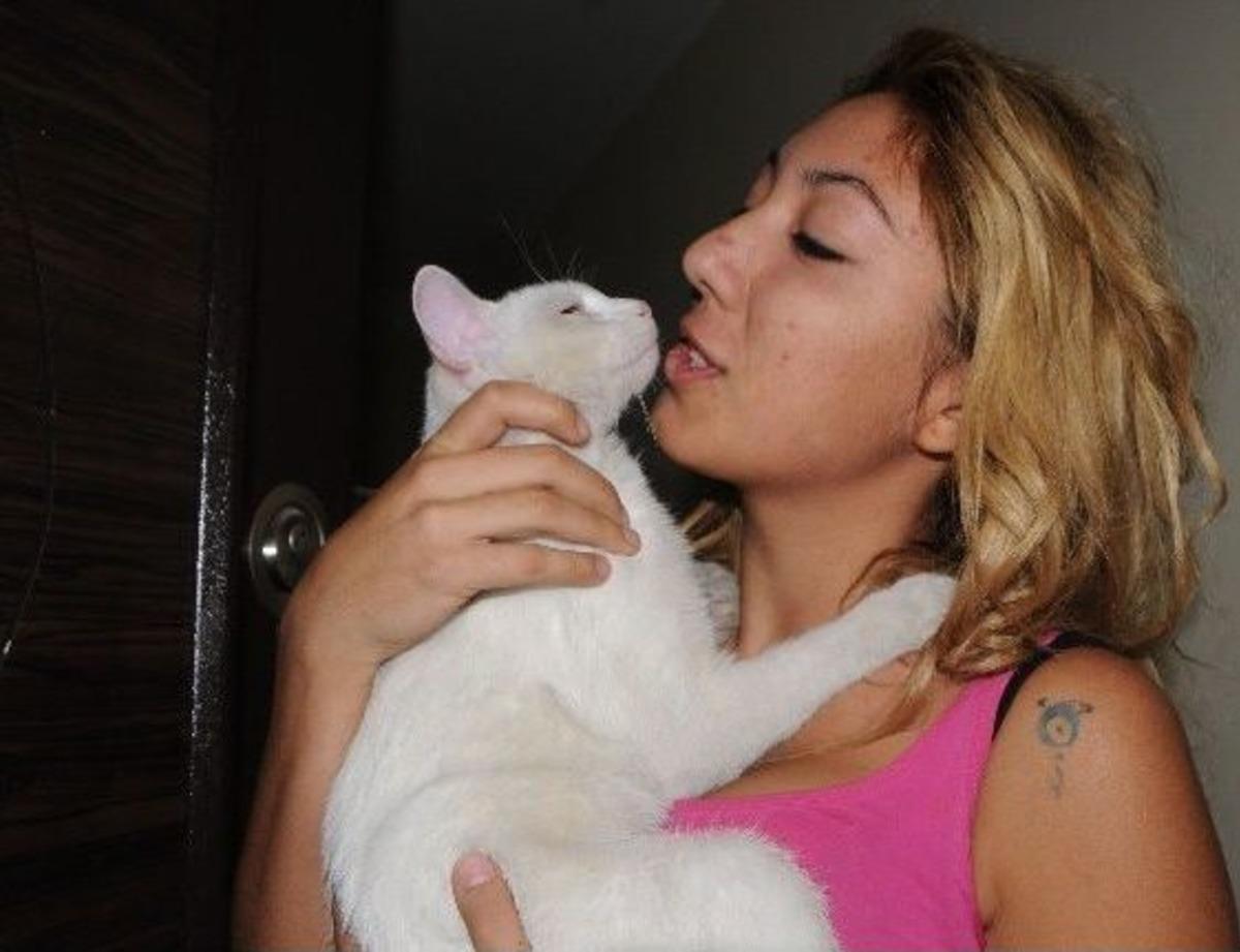 Gen&ccedil; Hemşirenin Kedi Paniği