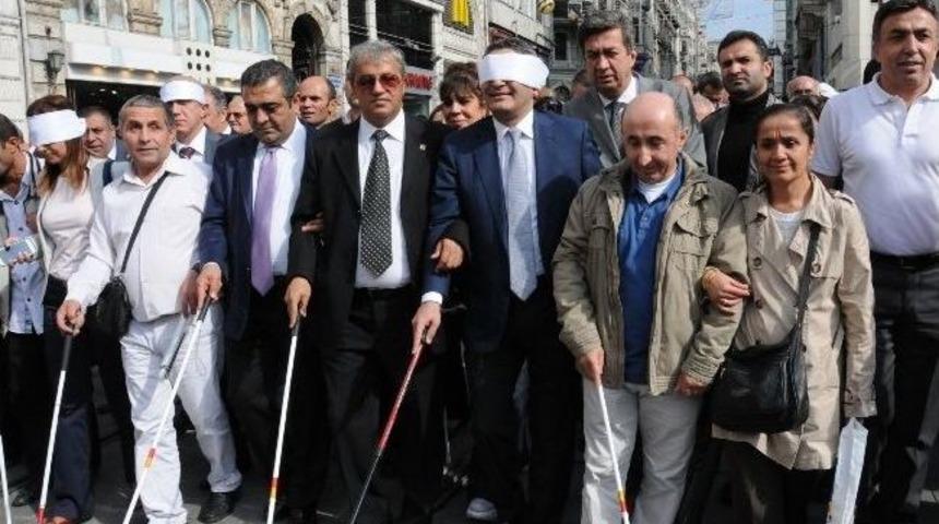 Chp&rsquo;liler G&ouml;zlerini Kapatıp, Bastonla Y&uuml;r&uuml;d&uuml;