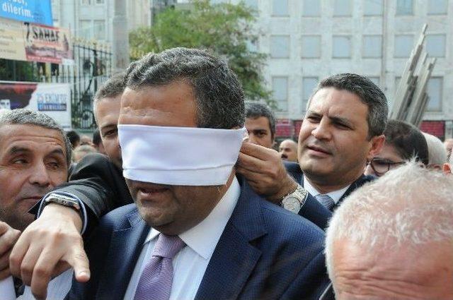 Chp’liler Gözlerini Kapatıp, Bastonla Yürüdü