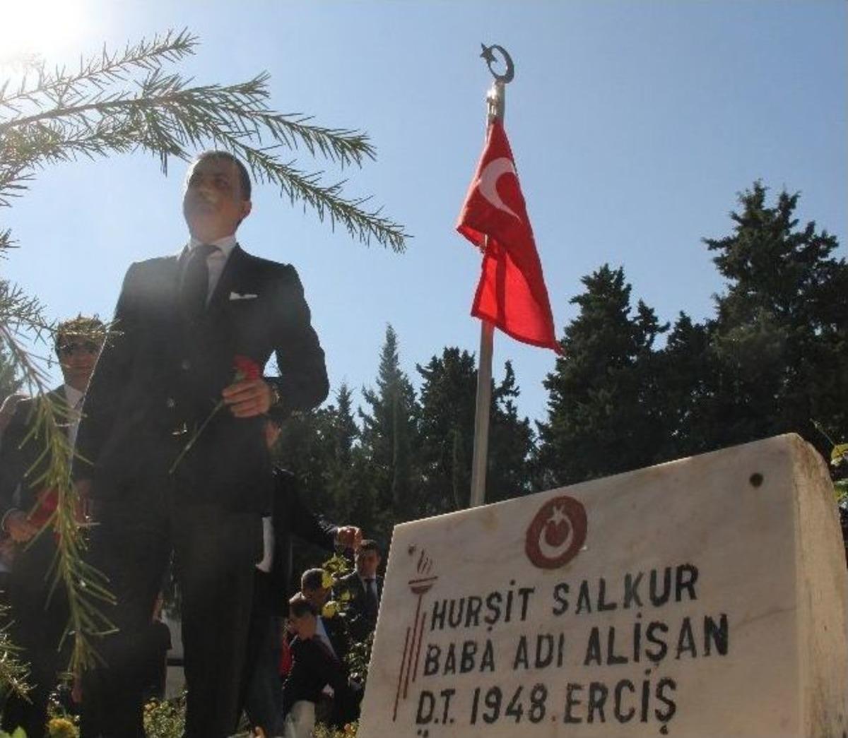 Bakan &Ccedil;elik Şehitliği Ziyaret Etti