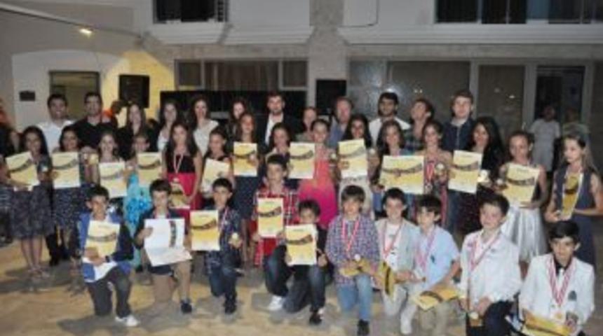 Bornovalı zeybekler başarılarını Didim'de kutladı