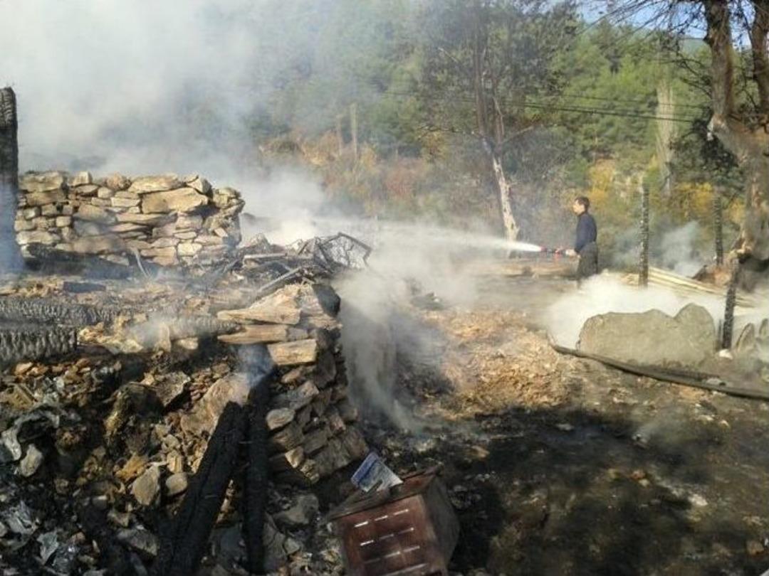 Yangında 2 Ev Ve 1 Ambar K&uuml;l Oldu