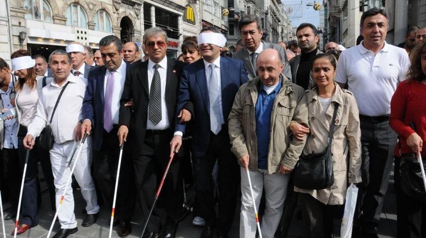 G&ouml;rme Engelliler I&ccedil;in İstiklal'de Y&uuml;r&uuml;d&uuml;ler