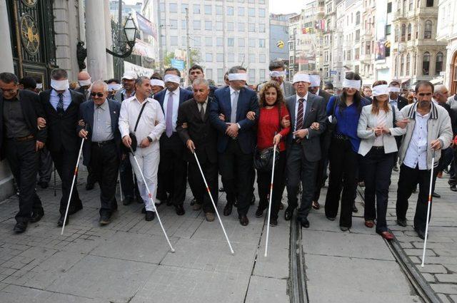 Görme Engelliler Için İstiklal'de Yürüdüler