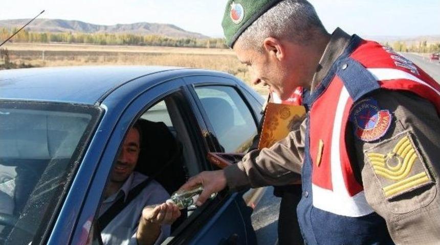 Jandarma S&uuml;r&uuml;c&uuml;lerin Bayramını Kutladı