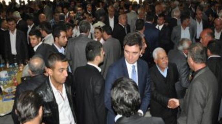 Ak Parti&rsquo;de Kalabalık Bayramlaşma