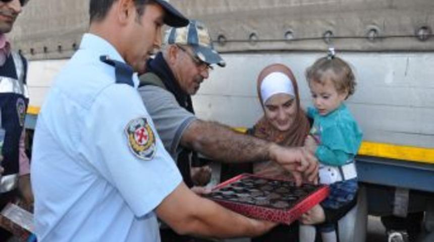 Reyhanlı Polisinden TIR Şof&ouml;rlerine &Ccedil;ikolata Ikramı