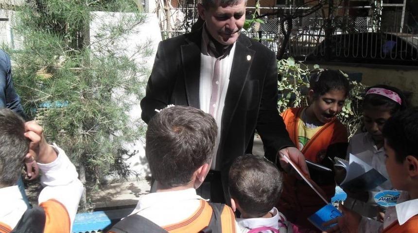 Emniyet Amirinden &Ccedil;ocuklara Bayram Hediyesi