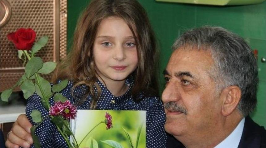 Bakan Yazıcı İle Bayramlaşma Kuyruğu