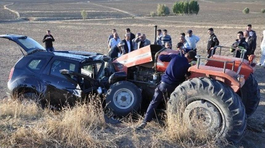 Otomobil İle Trakt&ouml;r Kafa Kafaya &Ccedil;arpıştı: 1 &Ouml;l&uuml;, 4 Yaralı