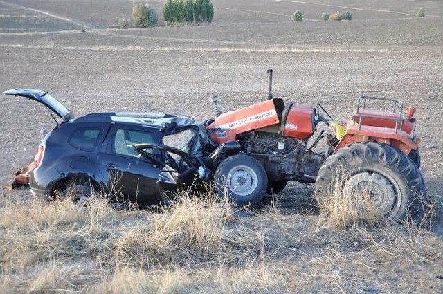 Otomobil İle Traktör Kafa Kafaya Çarpıştı: 1 Ölü, 4 Yaralı 1
