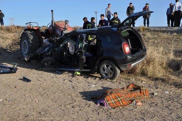 Otomobil İle Traktör Kafa Kafaya Çarpıştı: 1 Ölü, 4 Yaralı 2