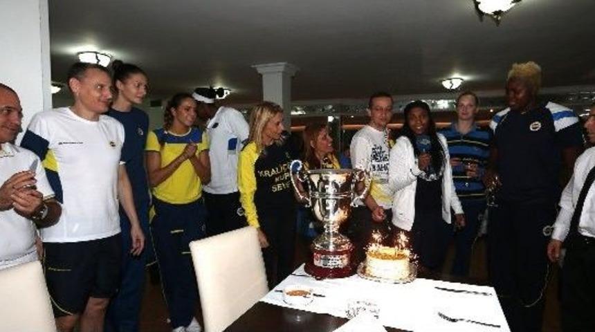 Fenerbah&ccedil;e Bayan Basketbol Takımı, Cumhurbaşkanlığı Kupası&rsquo;nı Pasta Keserek Kutladı