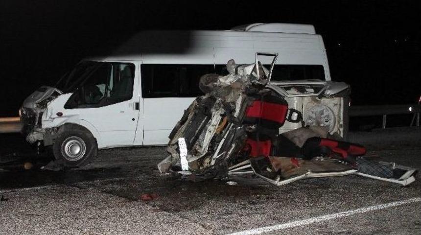 Konya&rsquo;da minib&uuml;sle otomobil &ccedil;arpıştı: 2 &ouml;l&uuml;, 9 yaralı