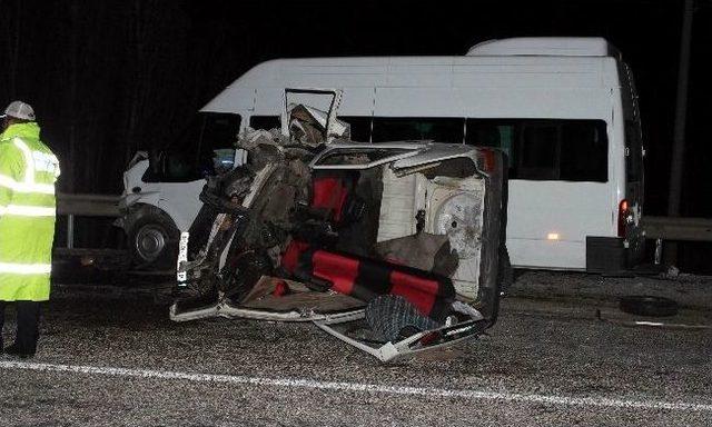 Konya&rsquo;da minib&uuml;sle otomobil &ccedil;arpıştı: 2 &ouml;l&uuml;, 9 yaralı 1