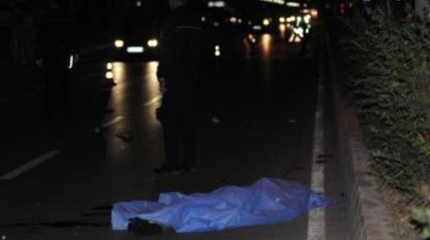 Mersin'de ticari taksinin &ccedil;arptığı 2 kişi &ouml;ld&uuml;