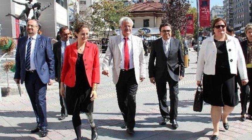 Chp&rsquo;li Milletvekilleri &ldquo;lozan&rsquo;dan Cumhuriyete İsmet İn&ouml;n&uuml;&rdquo; Sergisi Gezdi
