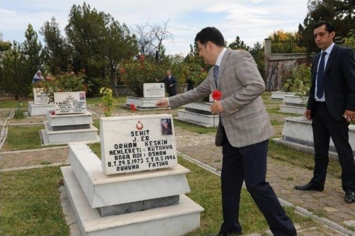K&uuml;tahya Protokol&uuml;nden Şehitlik Ziyareti