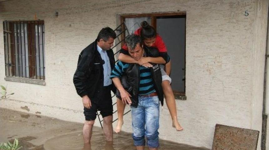 (&ouml;zel Haber) Antalya'da Sağanak Yağış Su Baskınlarına Sebep Oldu