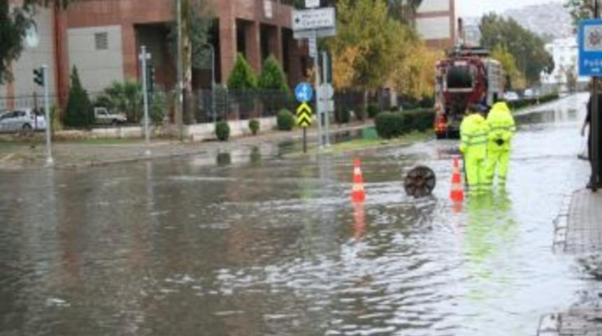 İzmir'de Sağanak Yağmur Yolları G&ouml;le &Ccedil;evirdi