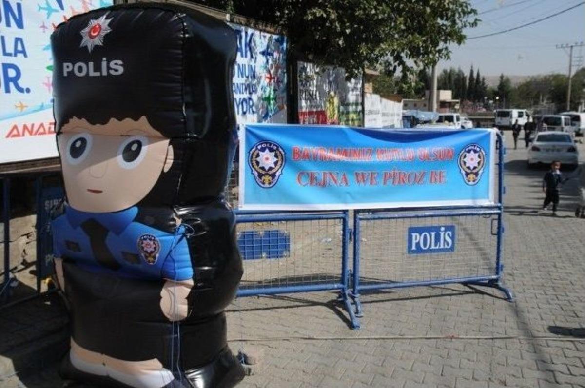 Cizre Polisinden 'taş Atma Hediye Al' Projesi