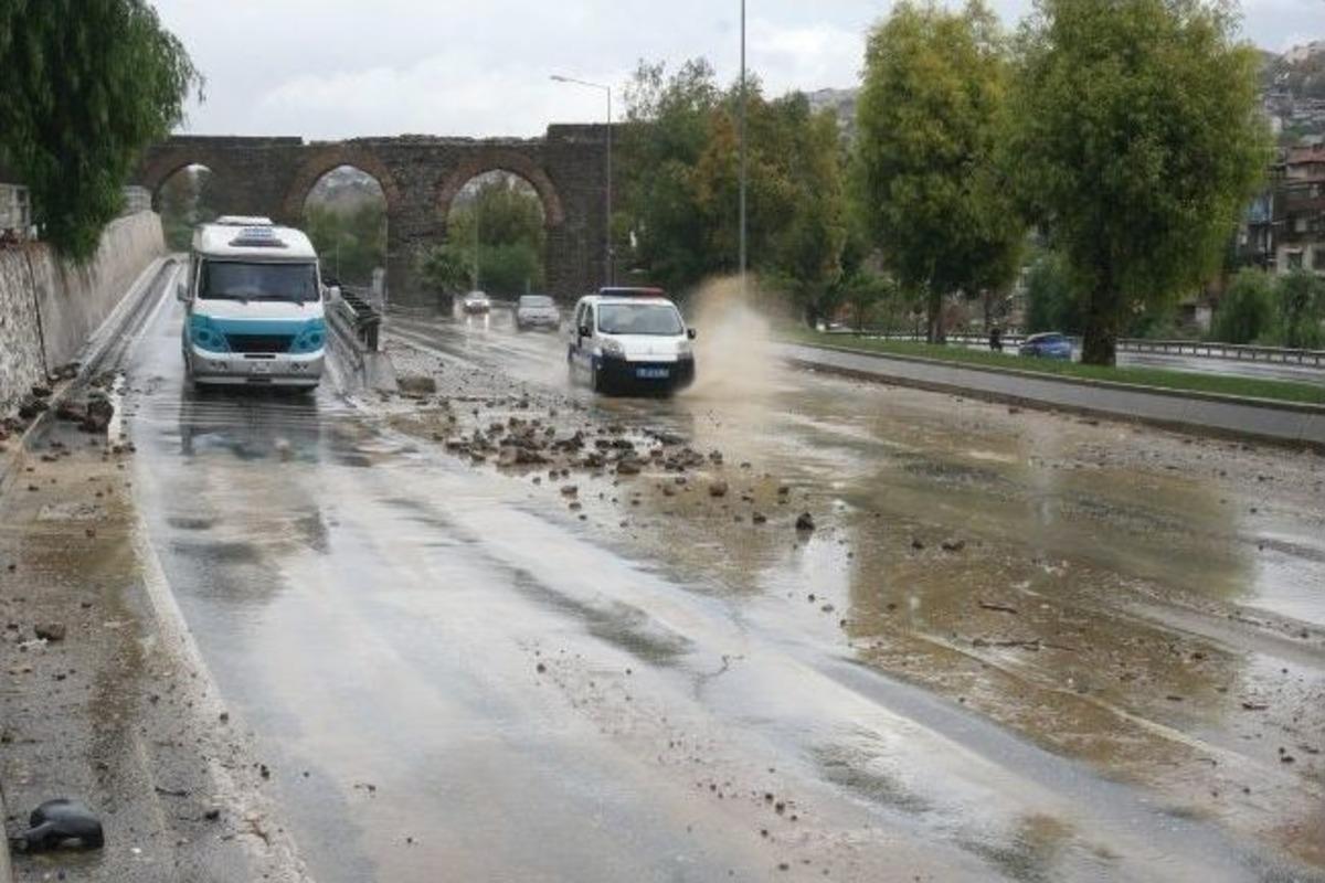 Yağmur İzmir&rsquo;de Yaşamı Fel&ccedil; Etti