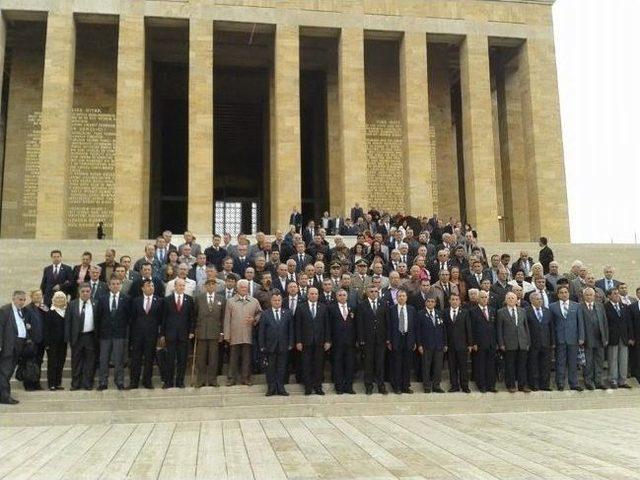 Türkiye Emekli Astsubaylar Derneği Üyeleri Anıtkabir'e Çelenk Bıraktı