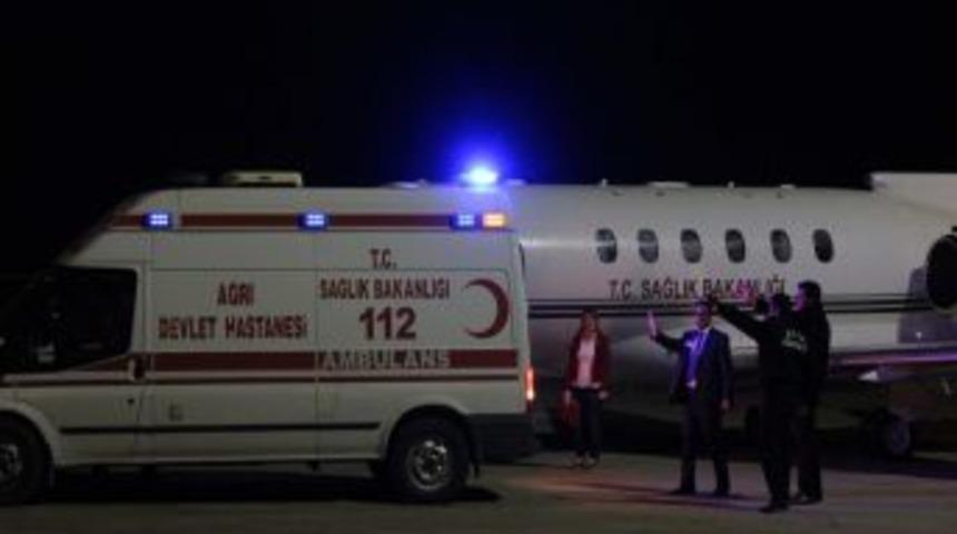 Ambulans U&ccedil;ak Ağrı'dan Iki Bebeği Başka Hastanelere G&ouml;t&uuml;rd&uuml;