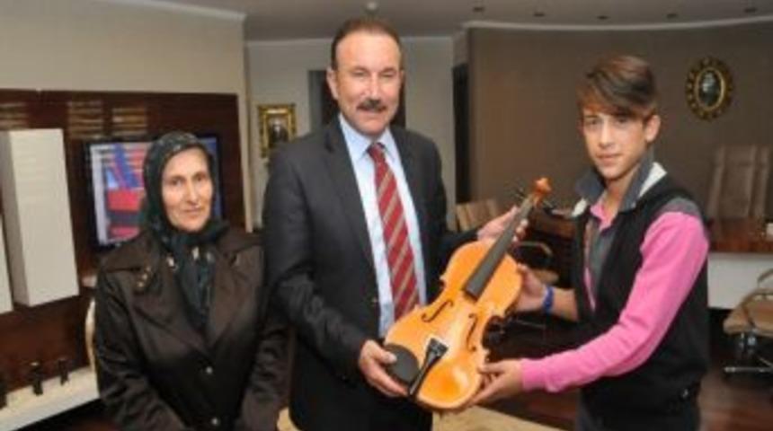 Başkan Doğan&rsquo;dan Gen&ccedil; Sanat&ccedil;ıya Destek