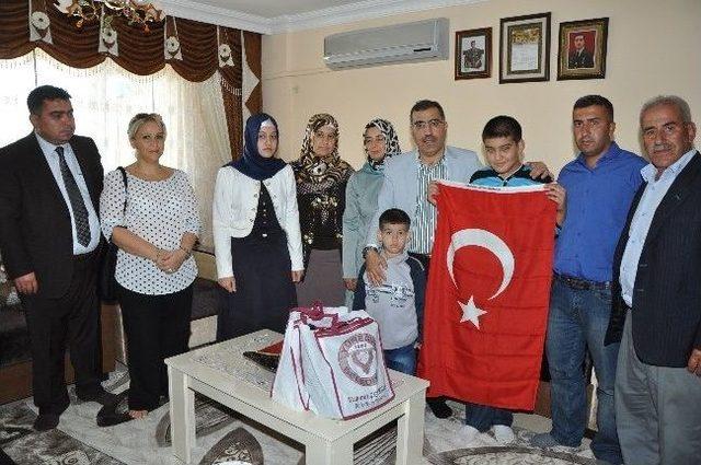 Başkan &Ccedil;elikcan Ve Balcılar dan Şehit Ailesine Bayram Ziyareti 1