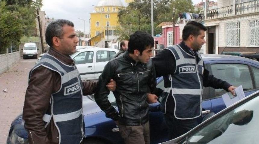 Kız arkadaşını bı&ccedil;aklayarak &ouml;ld&uuml;rd&uuml;