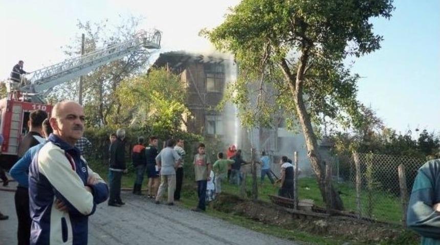 Ak&ccedil;akoca'da Ev Yangını