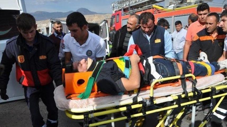 Suşehri'nde Trakt&ouml;r İle Kamyonet &Ccedil;arpıştı: 6 Yaralı