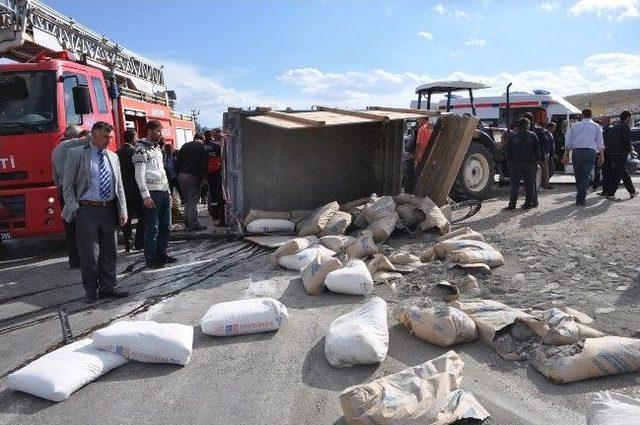 Suşehri'nde Traktör İle Kamyonet Çarpıştı: 6 Yaralı