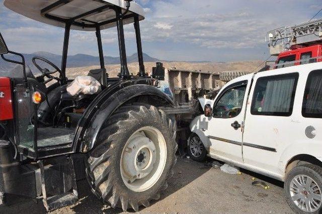 Suşehri'nde Traktör İle Kamyonet Çarpıştı: 6 Yaralı