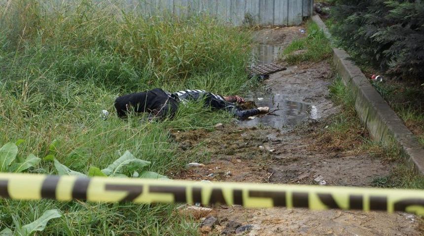 Sultangazi&rsquo;de parkta boğazı kesilmiş ceset şoku!