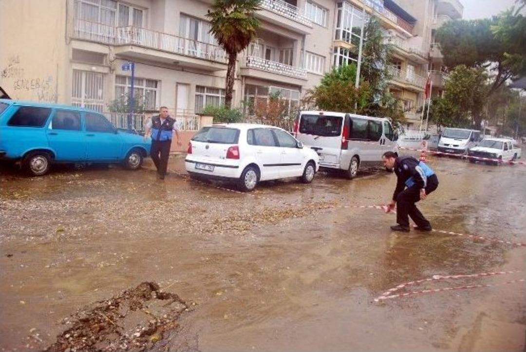 Sağanak Yağmur Salihli&rsquo;de Hayatı Fel&ccedil; Etti