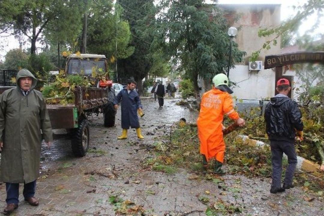 Hortum K&ouml;y&uuml; Yıktı Ge&ccedil;ti